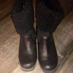 Women's Black Bellevue UGG Boots with fur on top.
